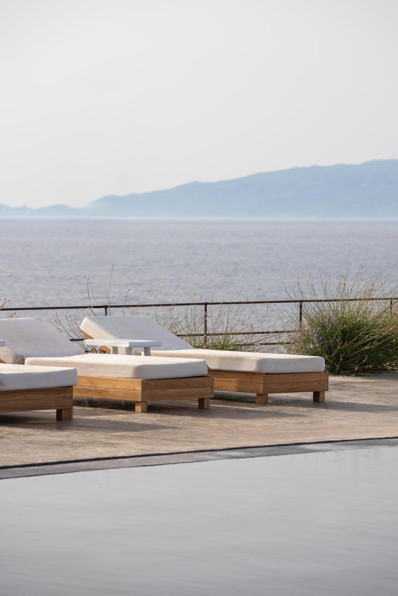 Colombos Beachfront Finikiá Kültér fotó