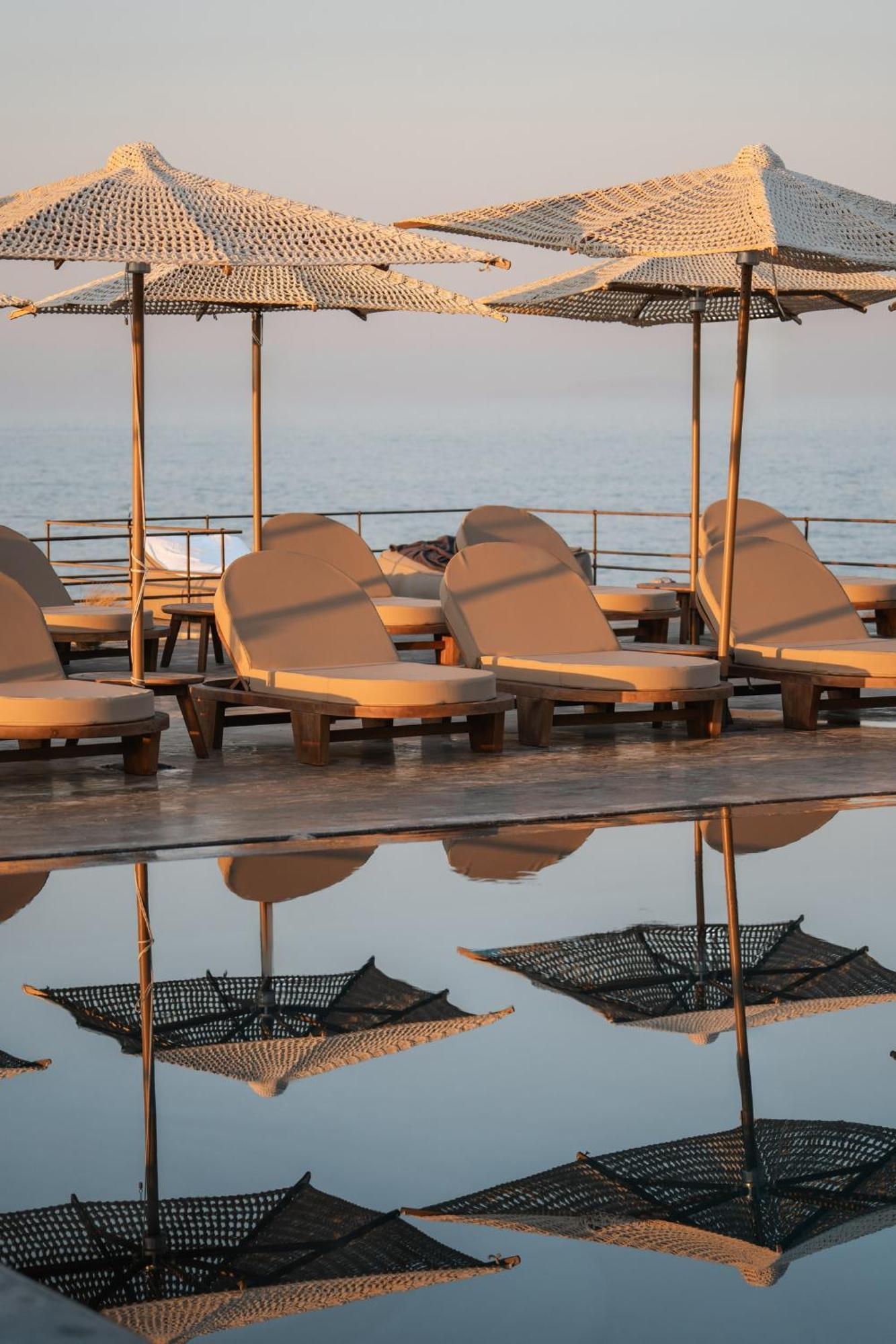 Colombos Beachfront Finikiá Kültér fotó