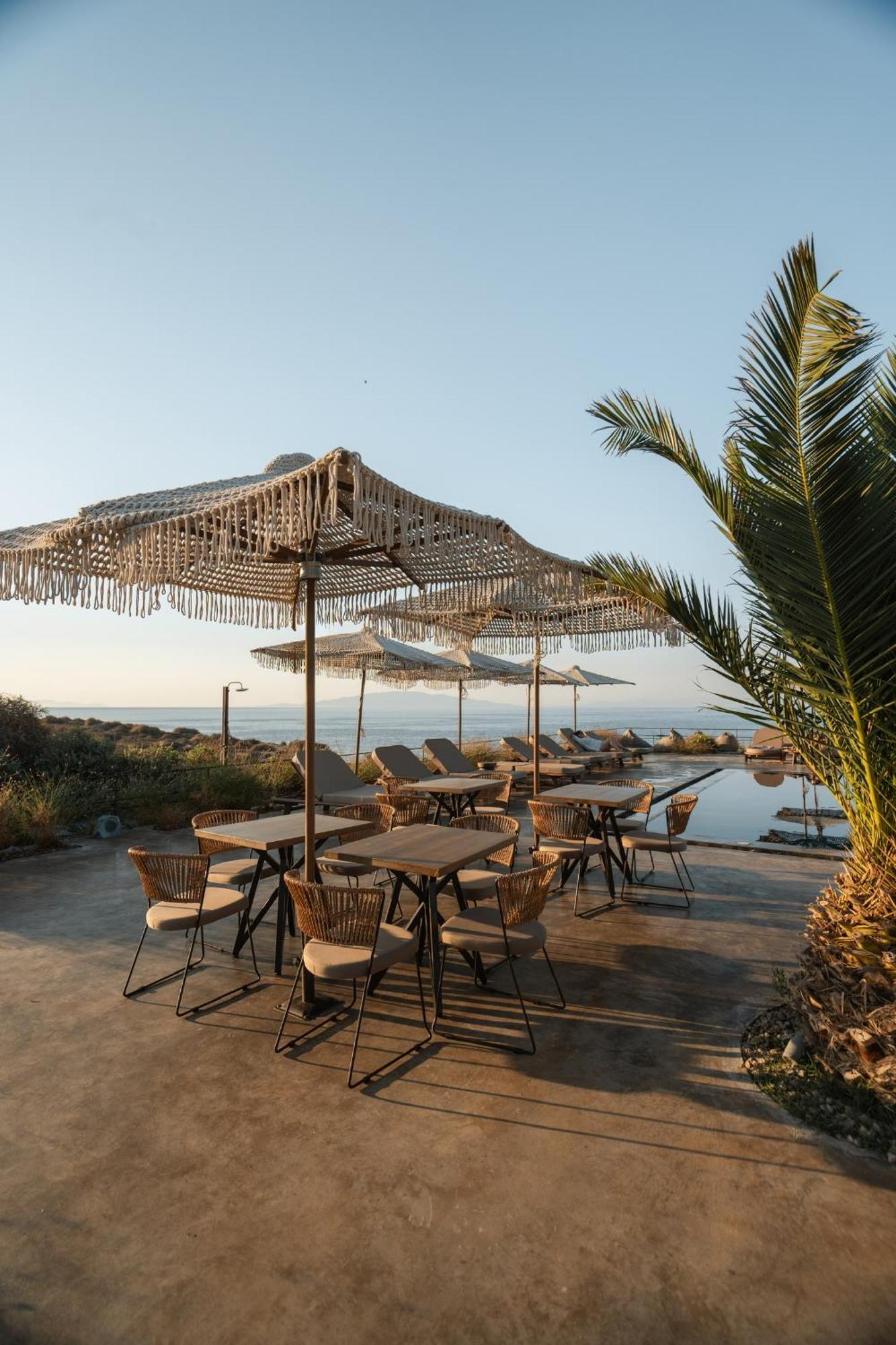 Colombos Beachfront Finikiá Kültér fotó