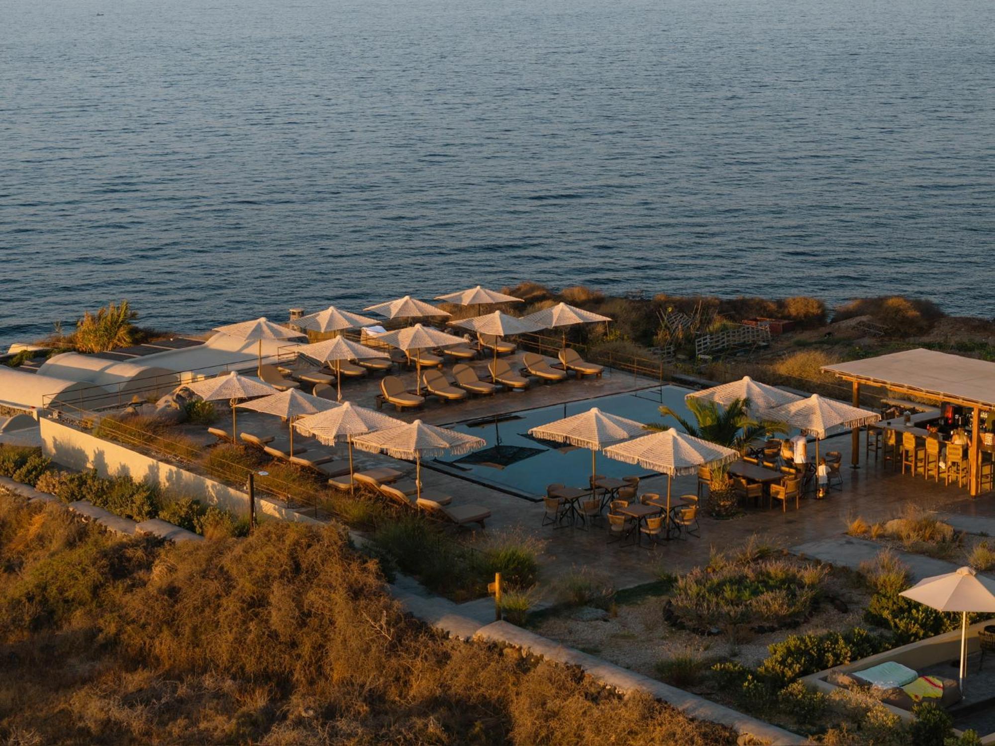 Colombos Beachfront Finikiá Kültér fotó
