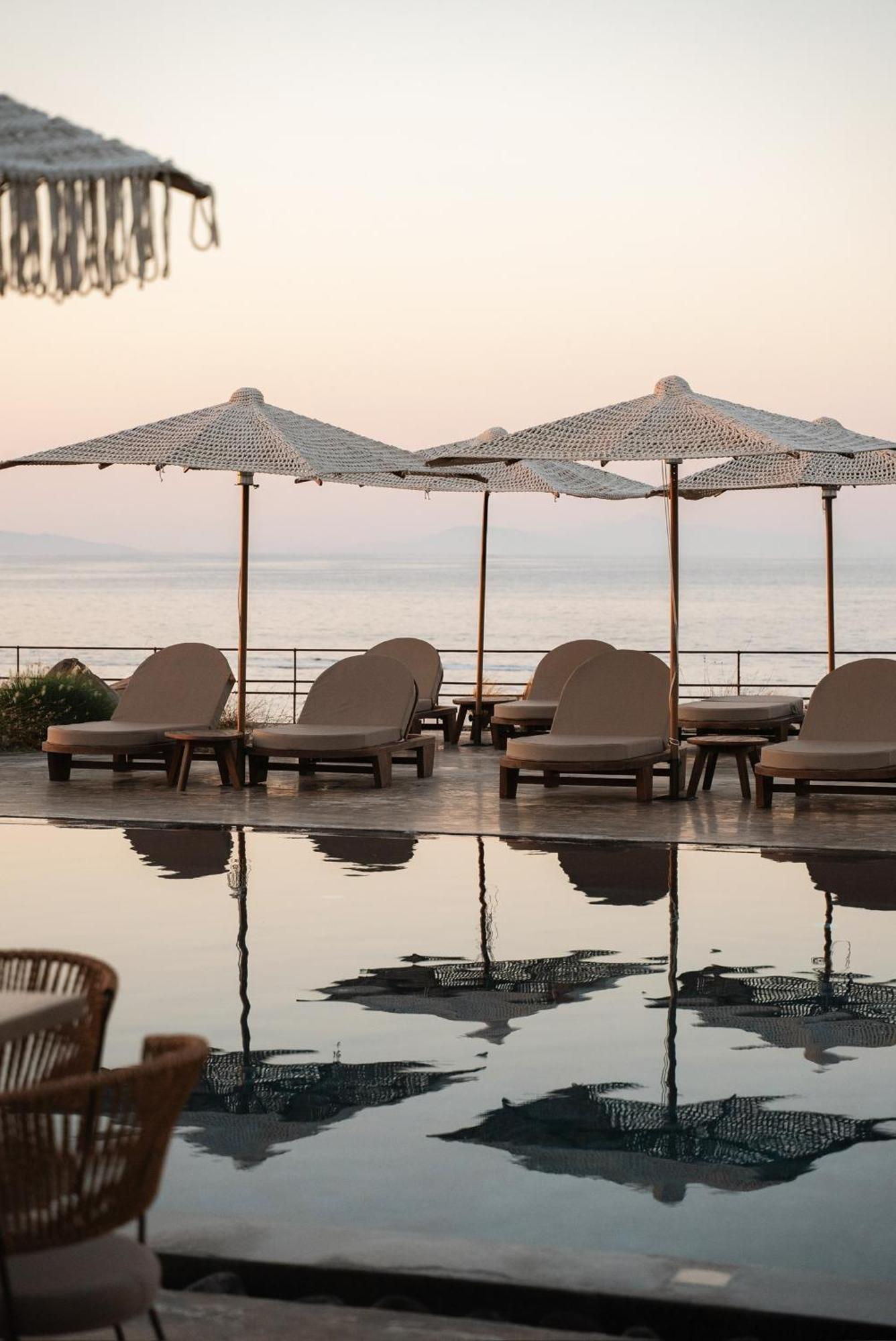 Colombos Beachfront Finikiá Kültér fotó