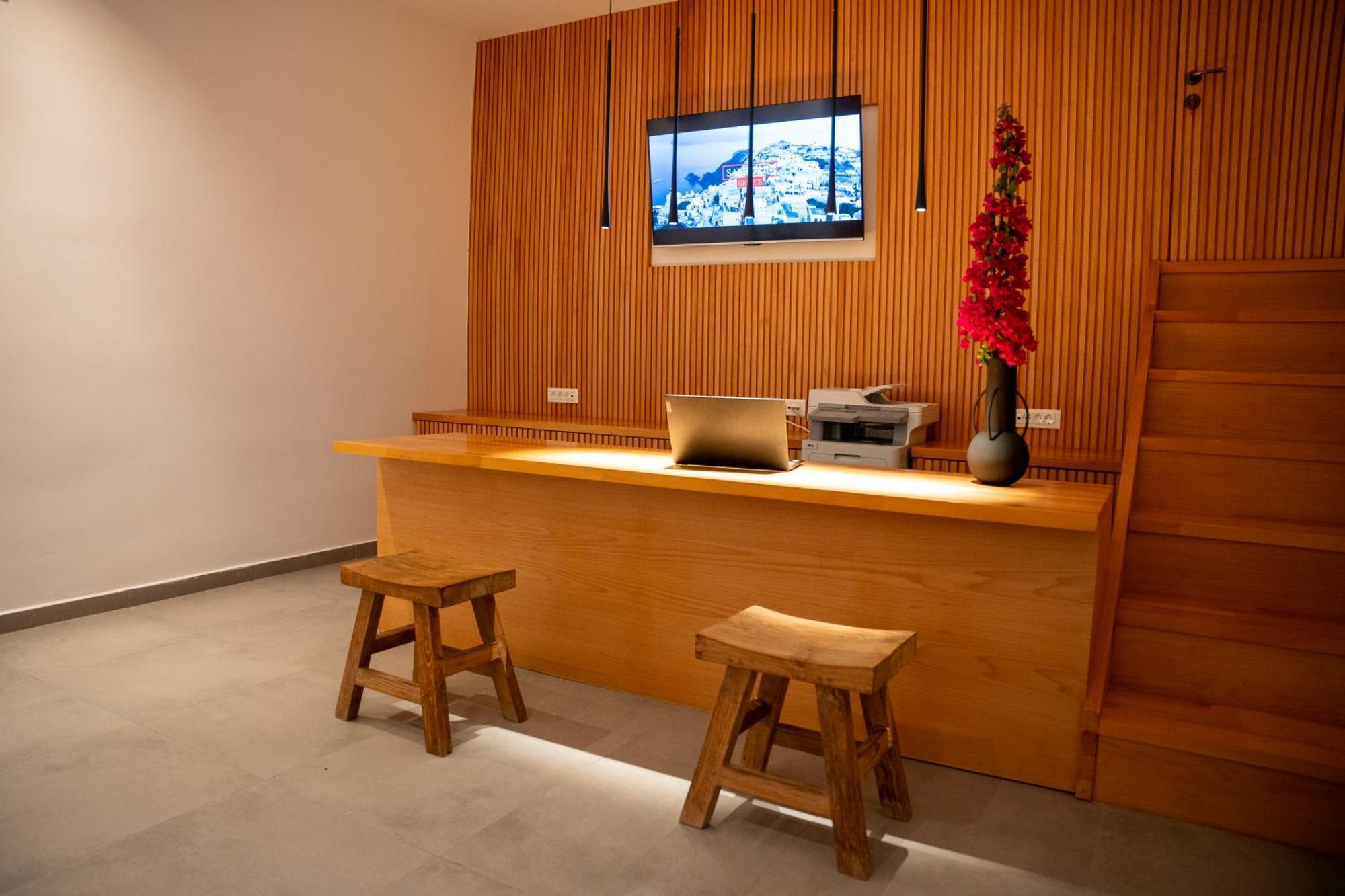 Colombos Beachfront Finikiá Kültér fotó
