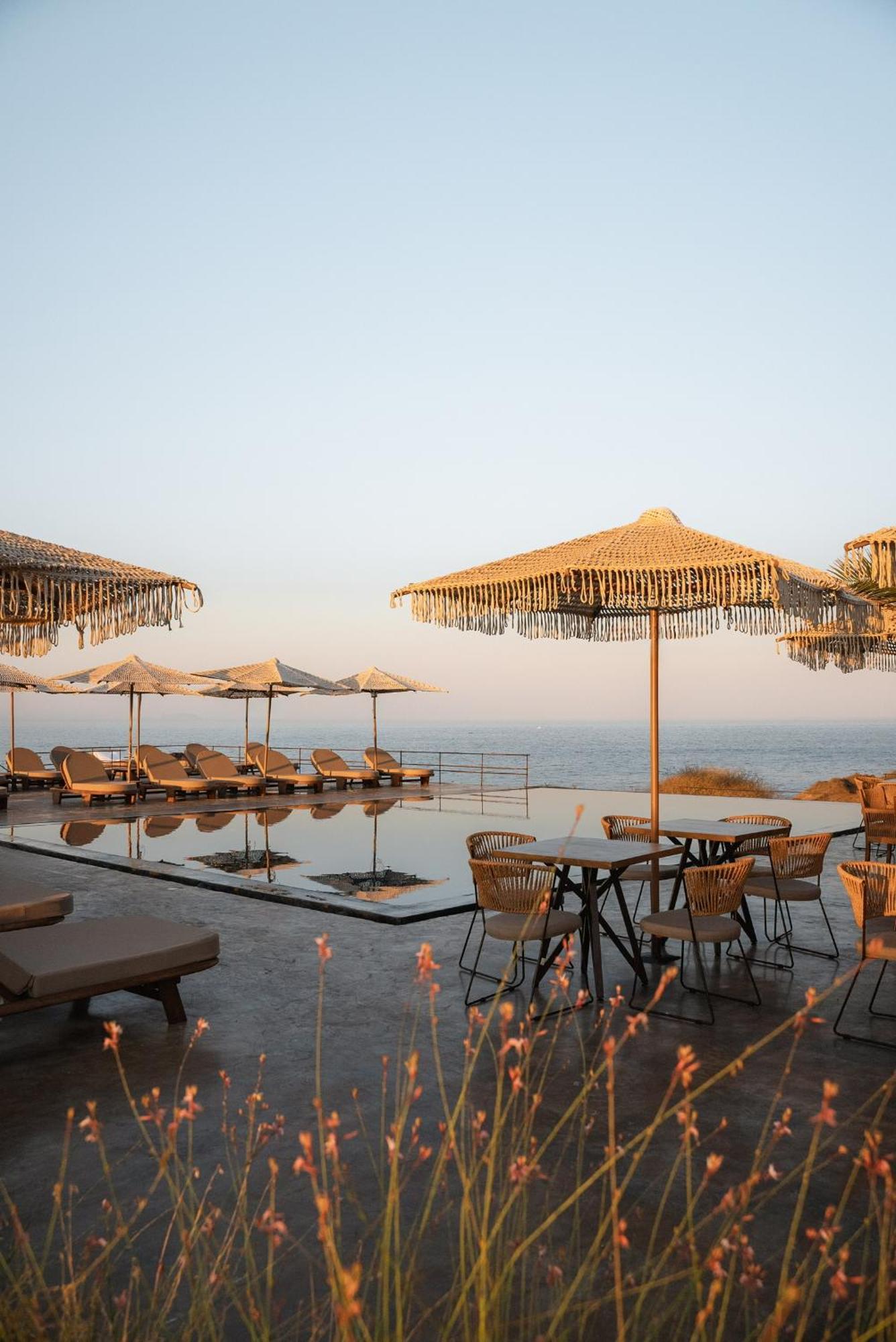 Colombos Beachfront Finikiá Kültér fotó