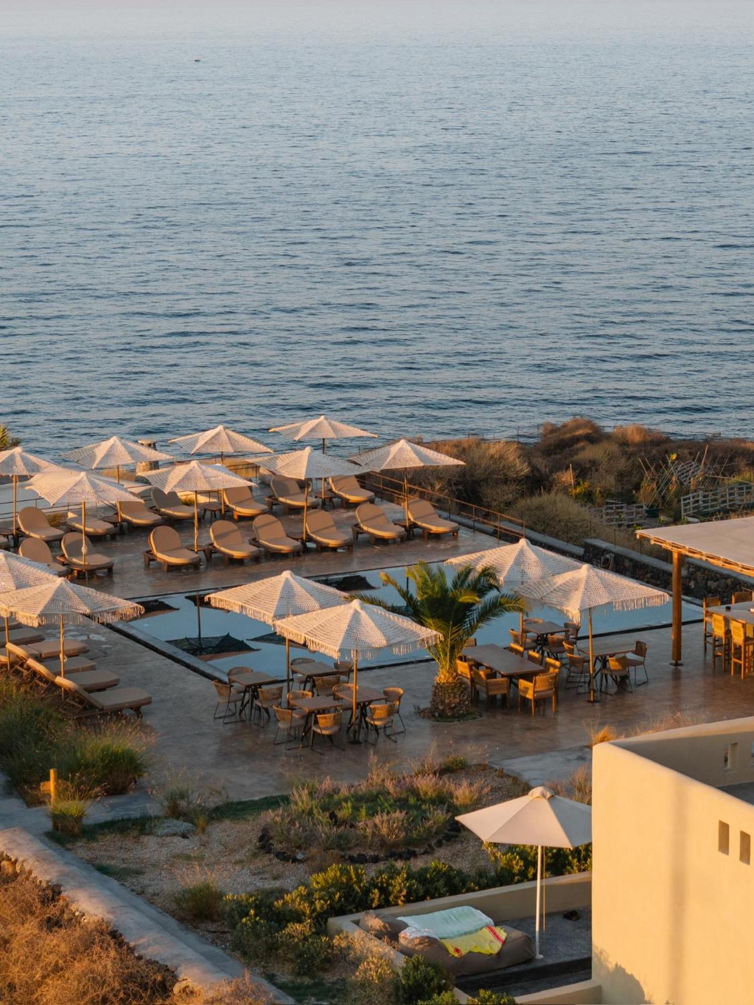 Colombos Beachfront Finikiá Kültér fotó